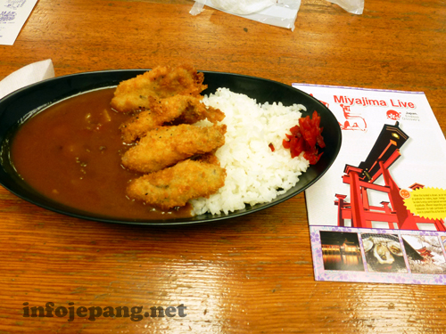 Menyantap makan siang rendang dan kerang goreng