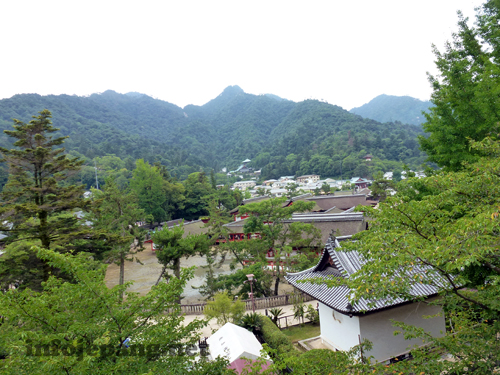 Pemandangan dari atas kuil di bukit