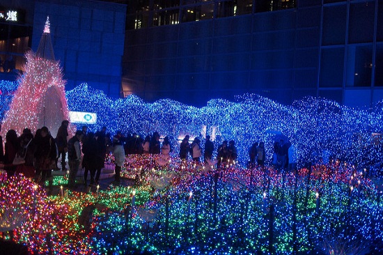 para pengunjung mengunjungi Caretta Shiodome Illumination