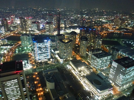 pemandangan malam dari landmark tower