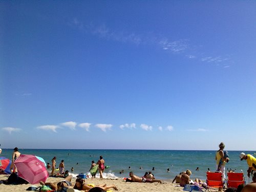 Pergi ke pantai saat musim panas di Jepang