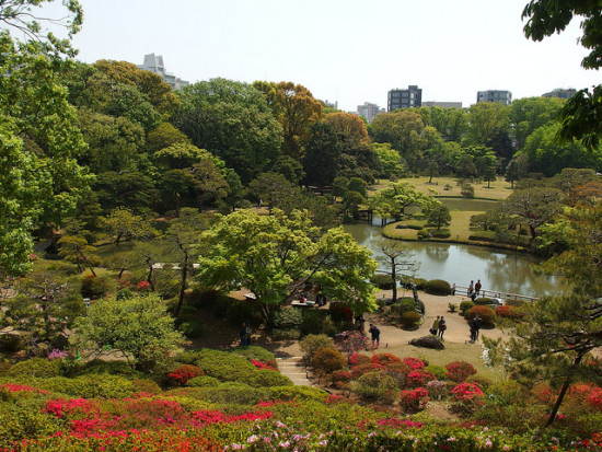 Suasana Rikugien Garden di musim panas