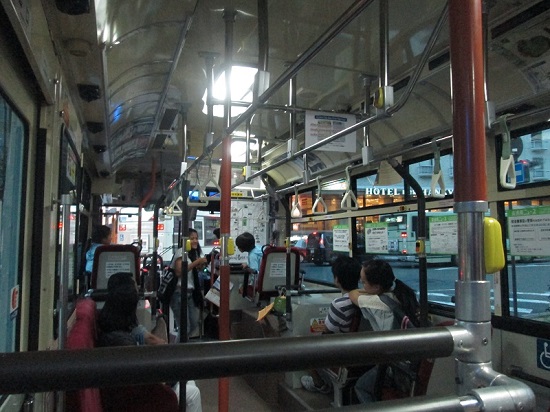 suasana di dalam bus kota kyoto