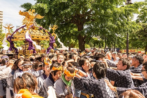 suasana festival sanja matsuri di asakusa