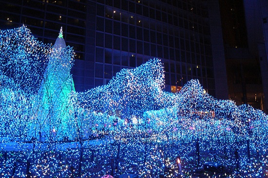 suasana iluminasi natal di Caretta Shiodome