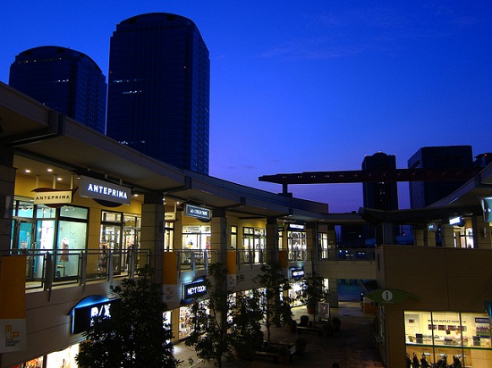 suasana malam hari di Mitsui Outlet Park Makuhari